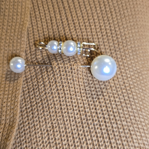 2 Faux Pearl and Gold Tone Brooches/Pins - Picture 2 of 4